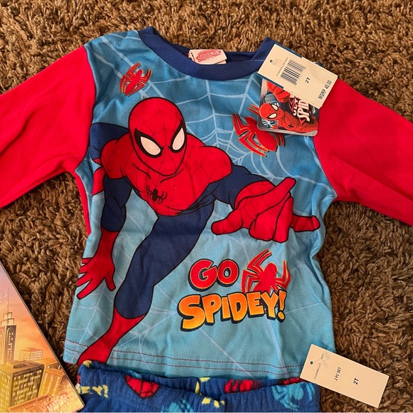 NEW NWT Spider-Man Pajamas Set Book Little Boys 2T Blue Red Fuzzy Soft - Picture 2 of 8